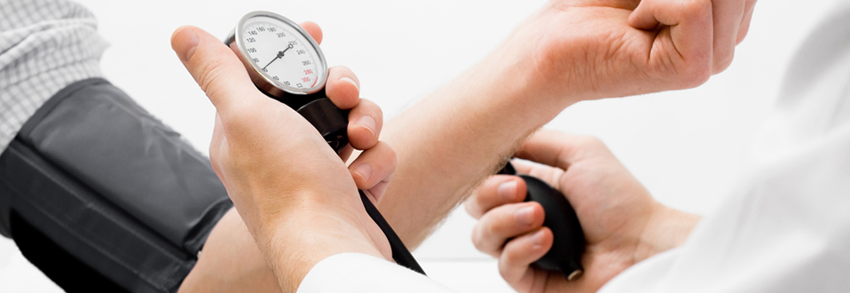 Un dottore misura la pressione sanguigna